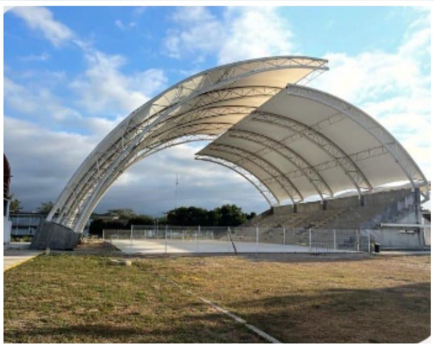 Vista general del techado curvo volado de la cancha
