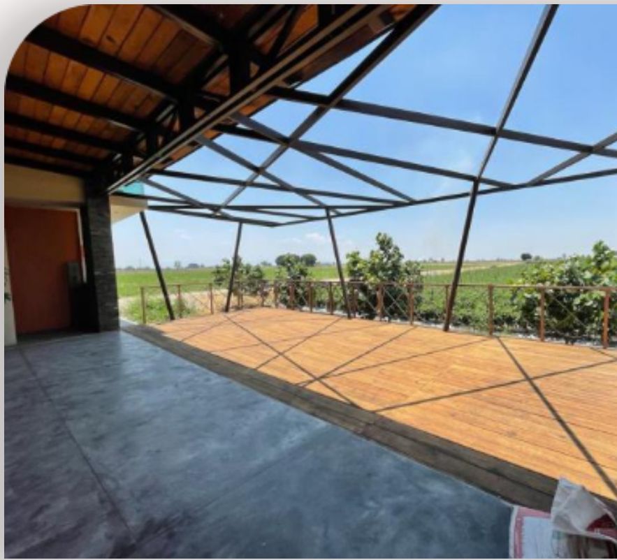 Área exterior cubierta con pérgola de madera
