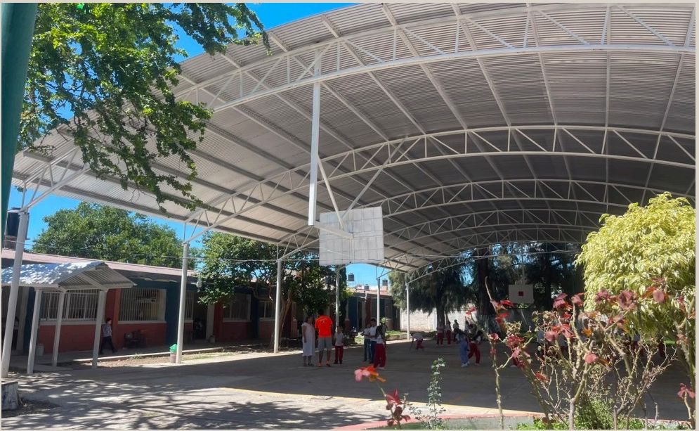 Techumbre del patio con cancha de baloncesto