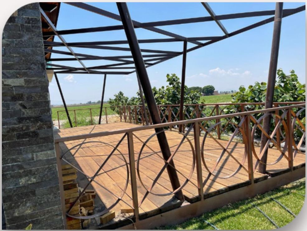 Pérgola de acero con acabados de madera