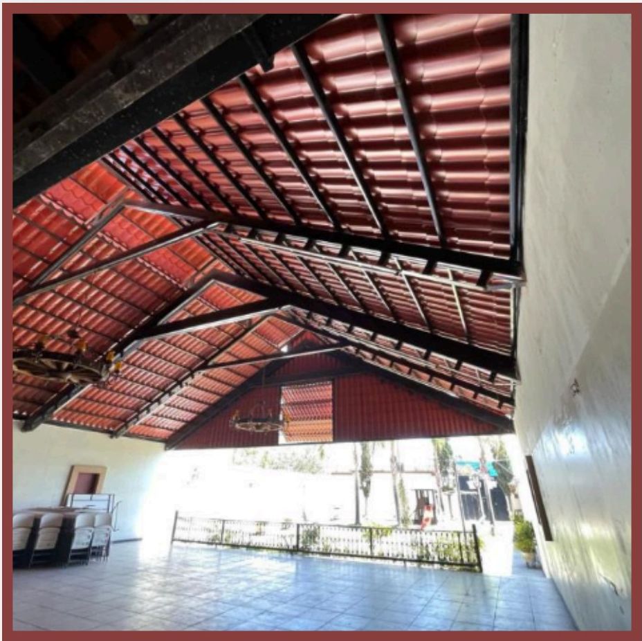 Interior del techado en galvateja con candil de madera