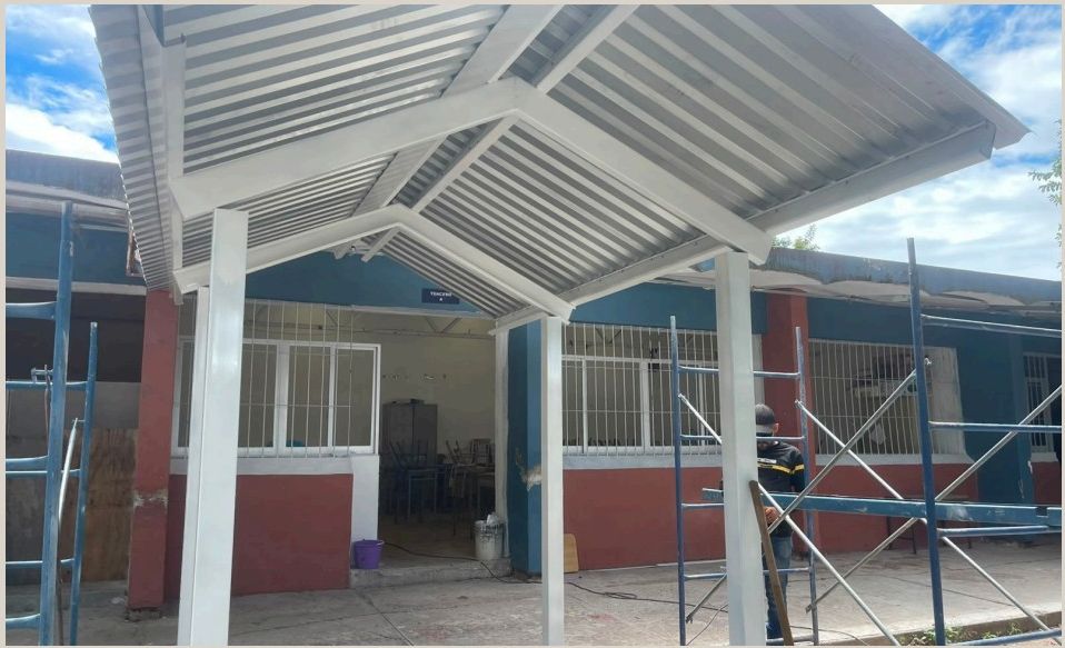 Techumbre del patio con alumnos