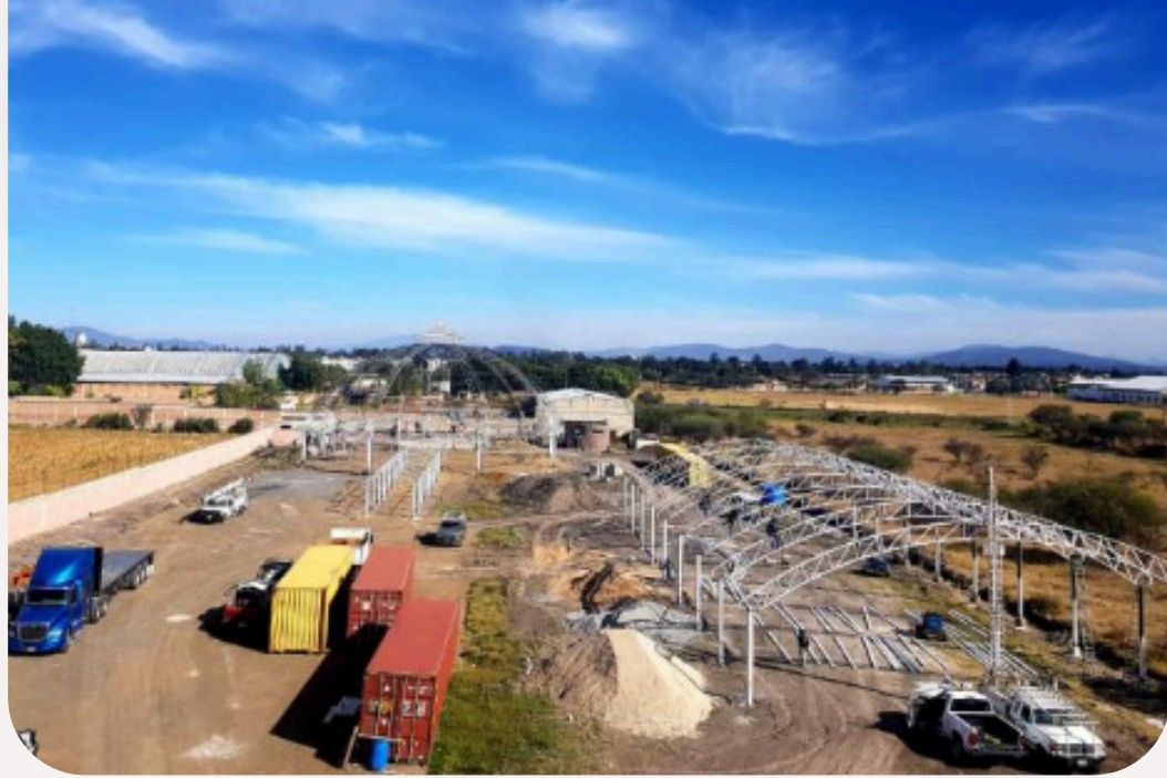 Vista aérea del sitio de obra del techado curvo