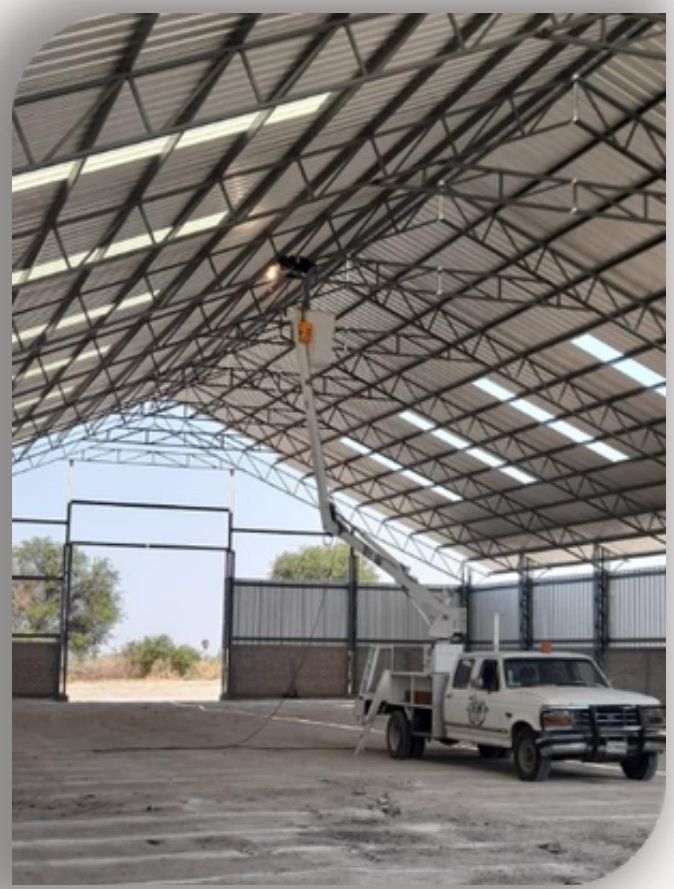 Camión de servicio dentro del almacén