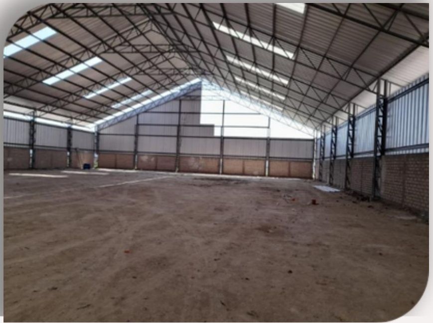 Vista interior del almacén con cubierta metálica