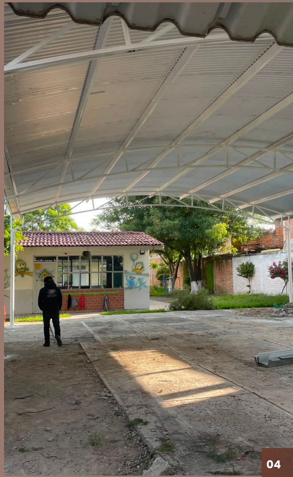 Vista completa del patio del preescolar con la nueva techumbre metálica