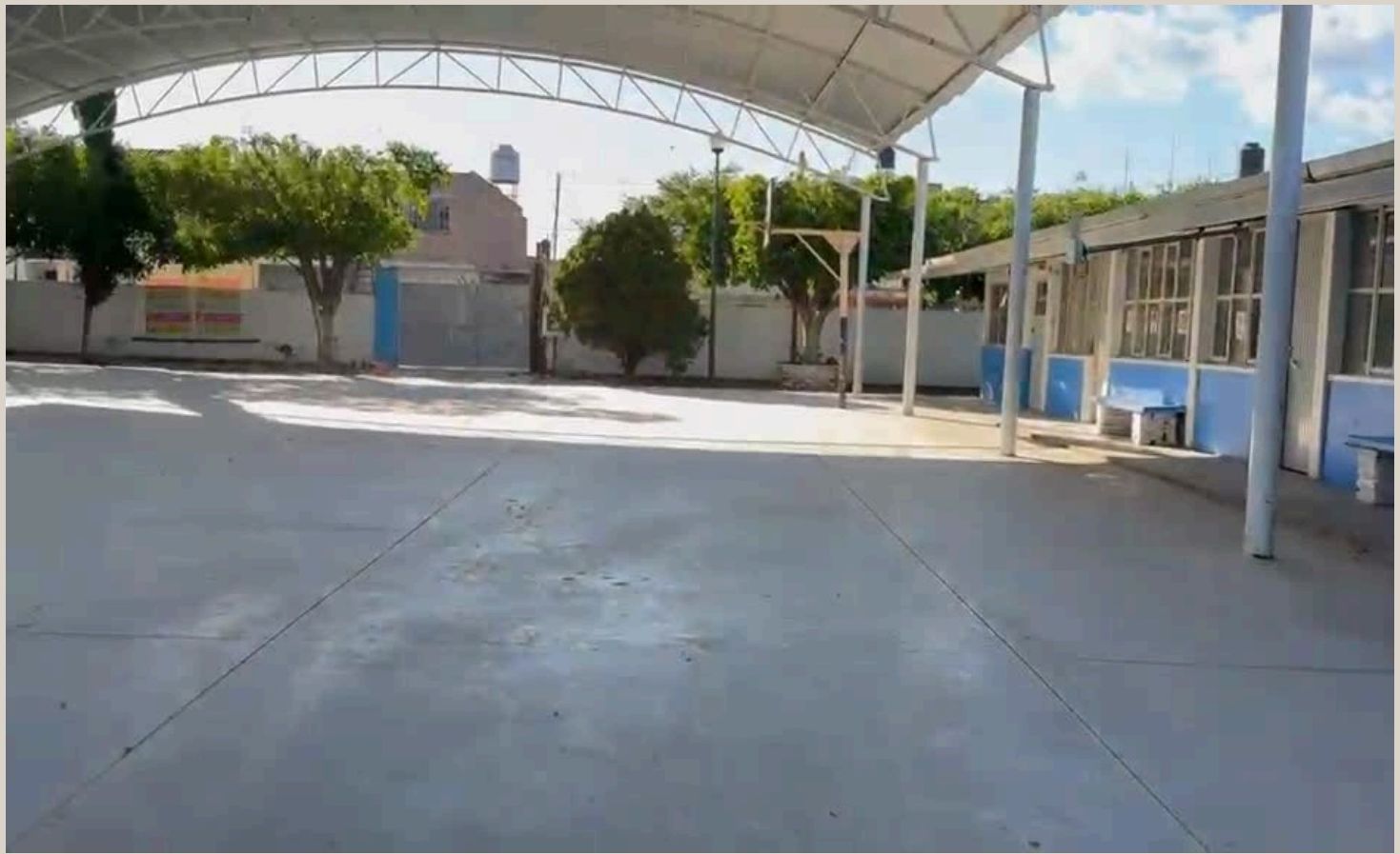 Losa de concreto terminada bajo la estructura de techumbre
