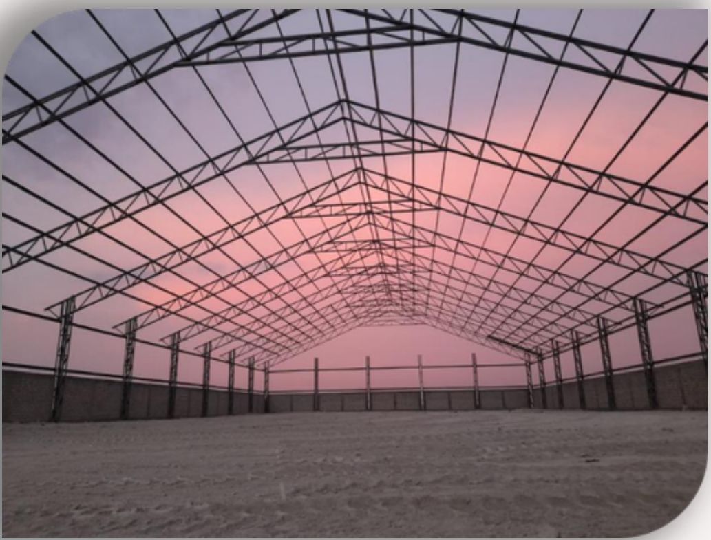 Interior del almacén de maquinaria al atardecer
