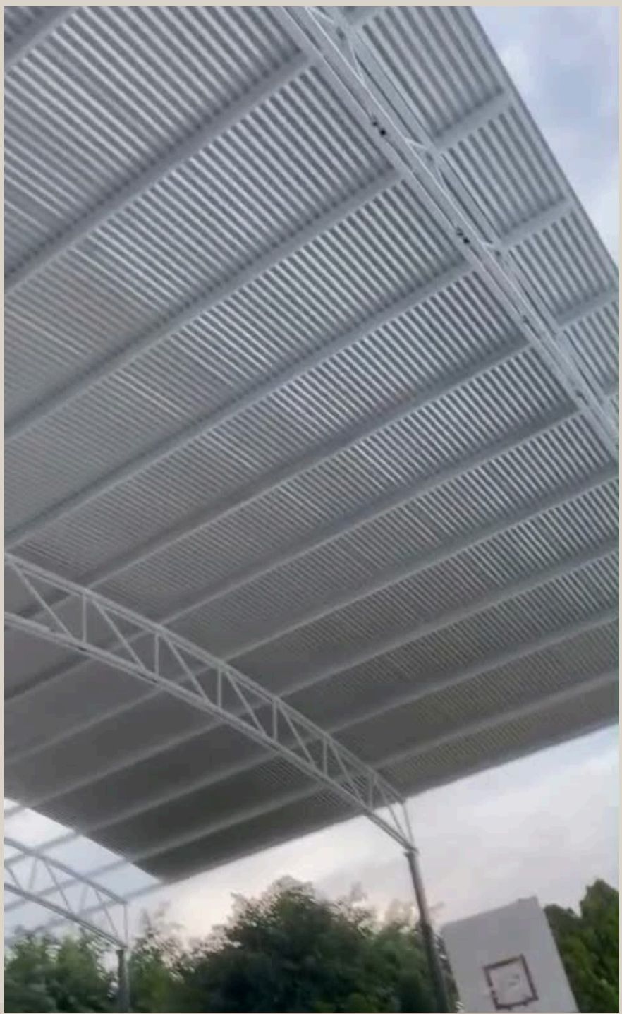 Estructura metálica en construcción en la primaria 1 de Mayo
