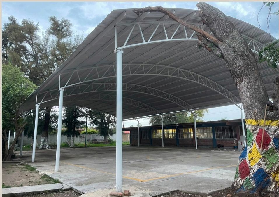 Estructura de acceso al edificio escolar