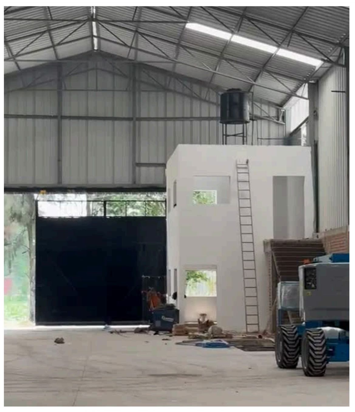 Estructura de oficina de dos niveles dentro de la bodega