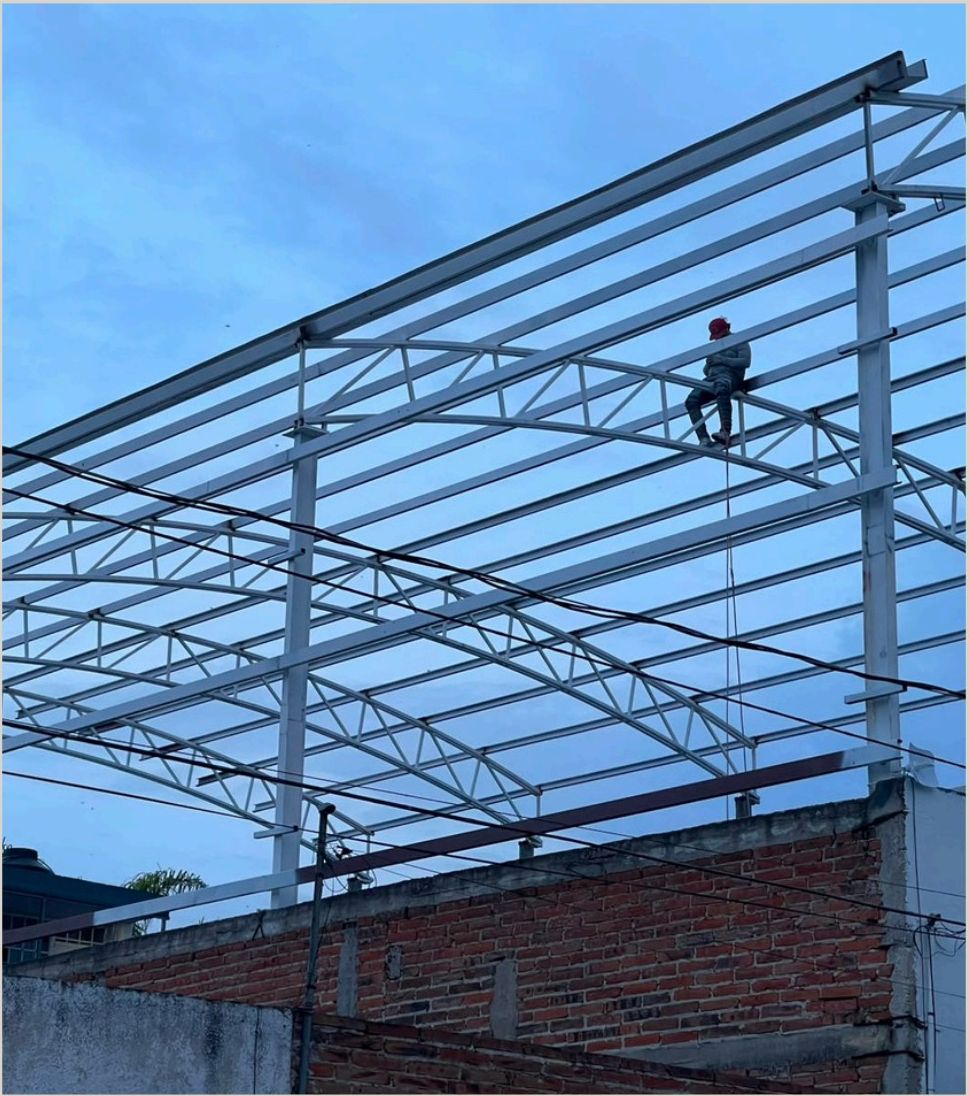 Obra de estructura metálica para techumbre en el Colegio Anáhuac