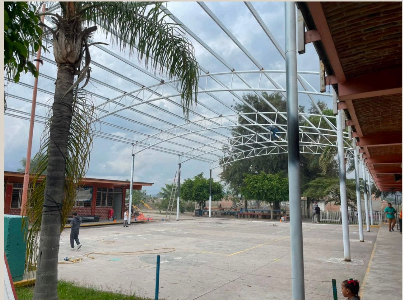 Patio escolar con techumbre metálica terminada