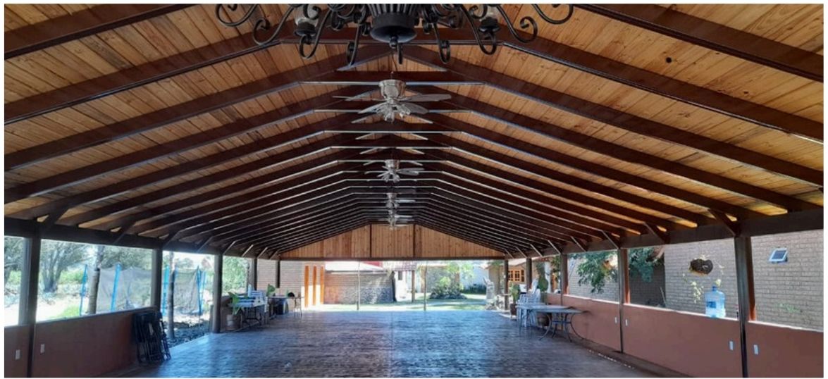 Interior del salón con techo de madera terminado