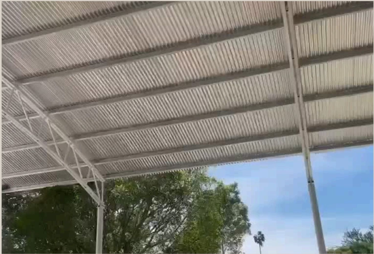 Vista inferior de la estructura metálica de la techumbre