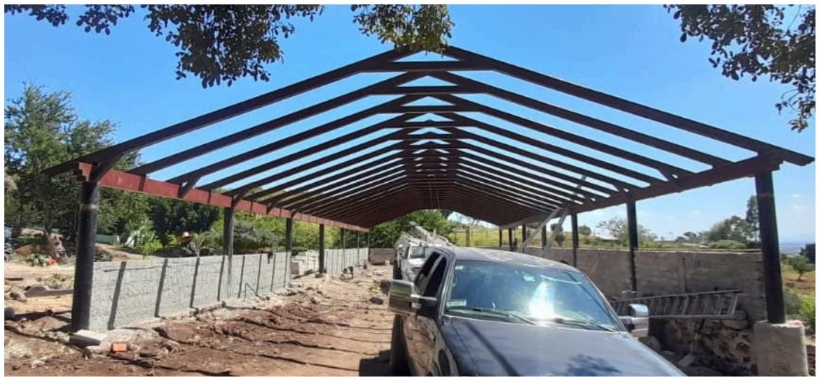 Estructura metálica del tejado en construcción