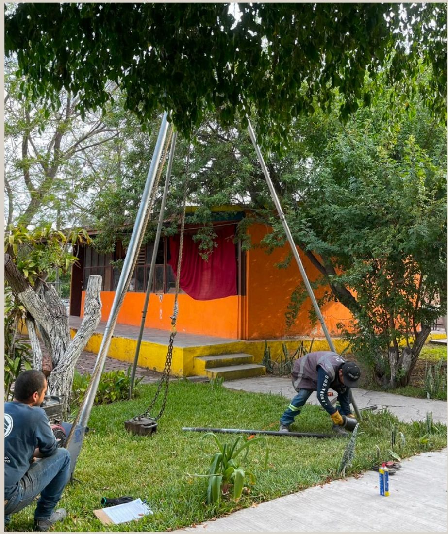 Tripié instalado para pruebas de suelo en patio escolar