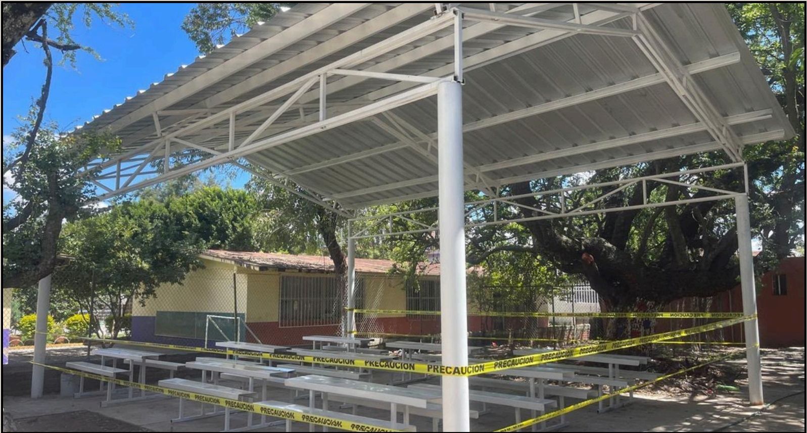 Área de comedores escolares con techumbre metálica