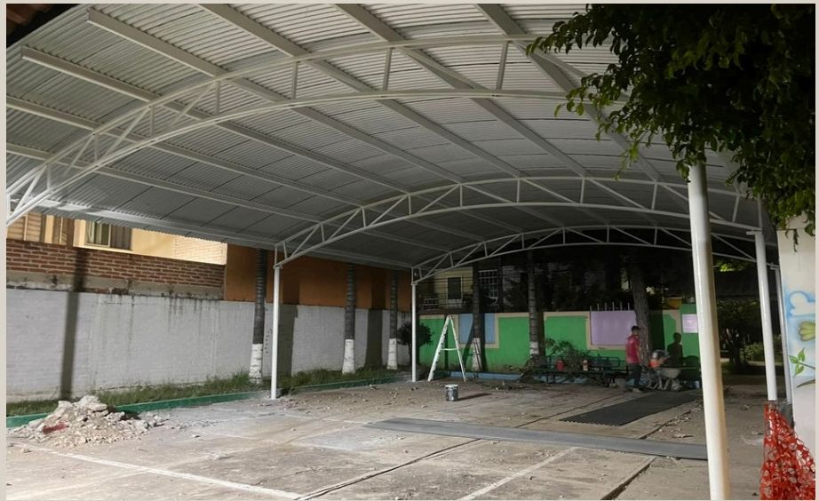 Patio del preescolar bajo la techumbre metálica