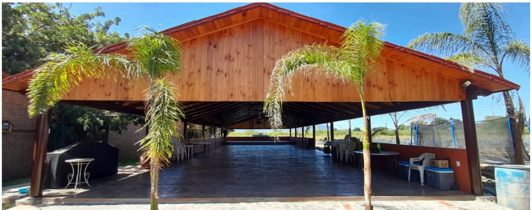 Vista frontal del salón rústico con tejado de madera