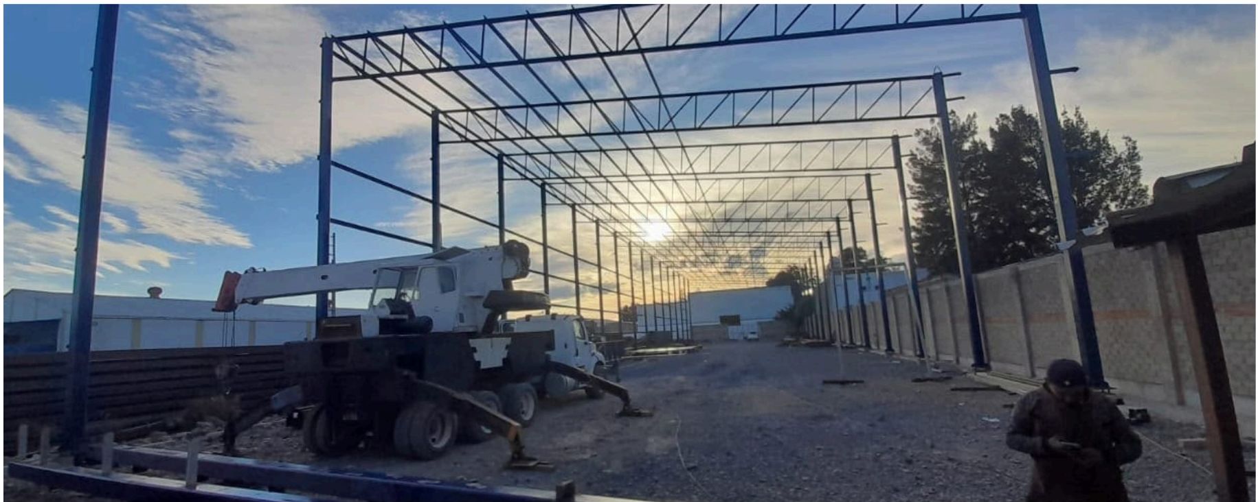 Interior de la nave de acero en construcción