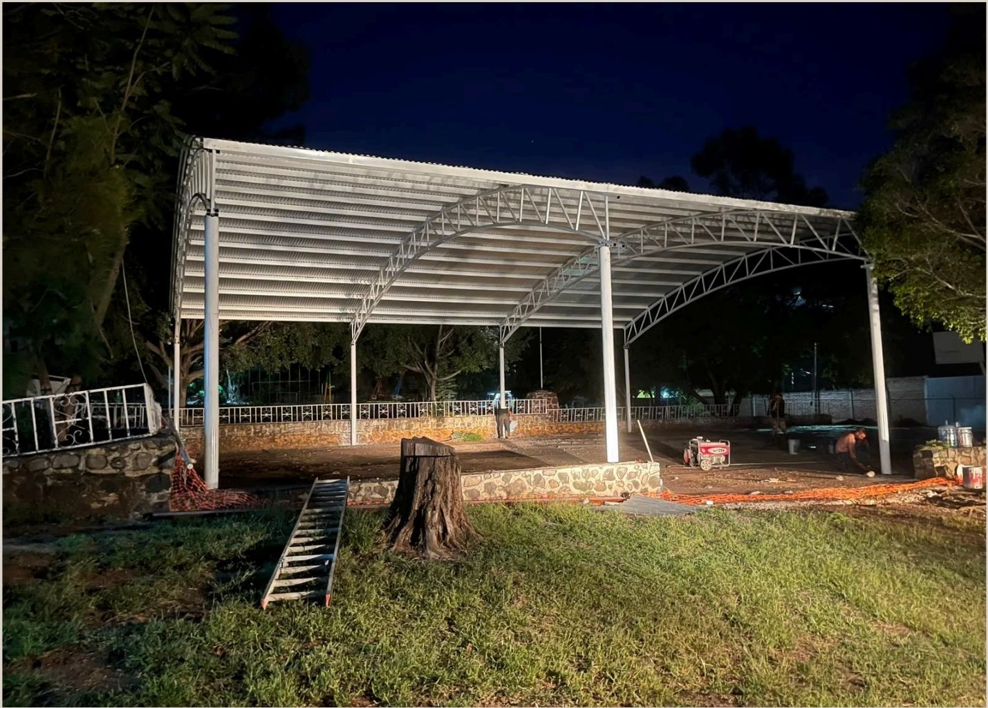 Patio escolar con nueva techumbre metálica de noche