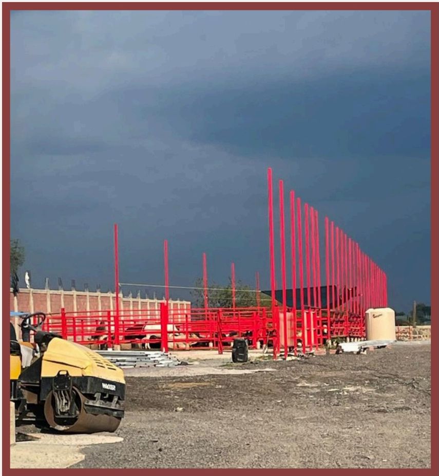 Postes metálicos rojos del invernadero en construcción