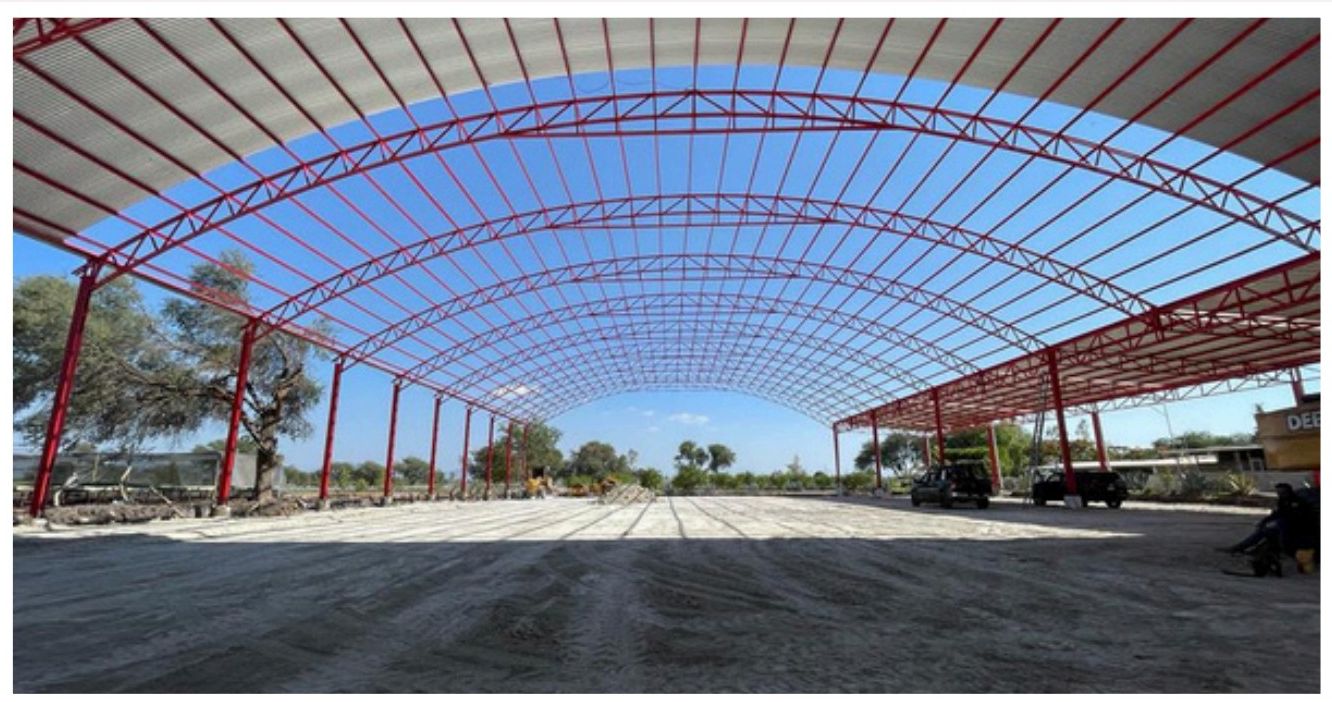 Vista interior de la estructura metálica curva
