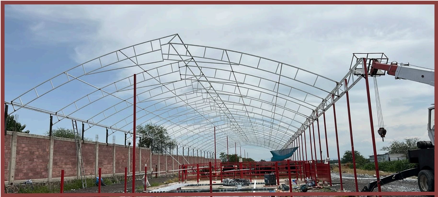 Montaje de la estructura del invernadero con grúa