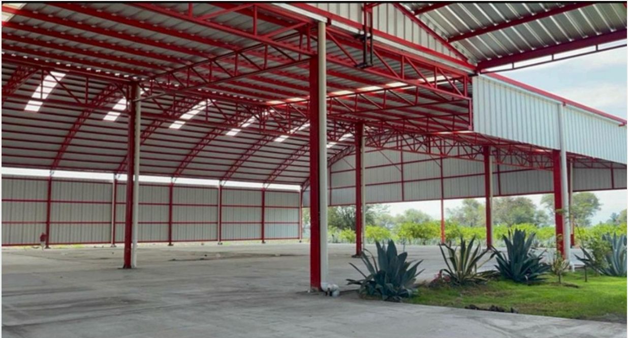 Interior del almacén con estructura metálica roja