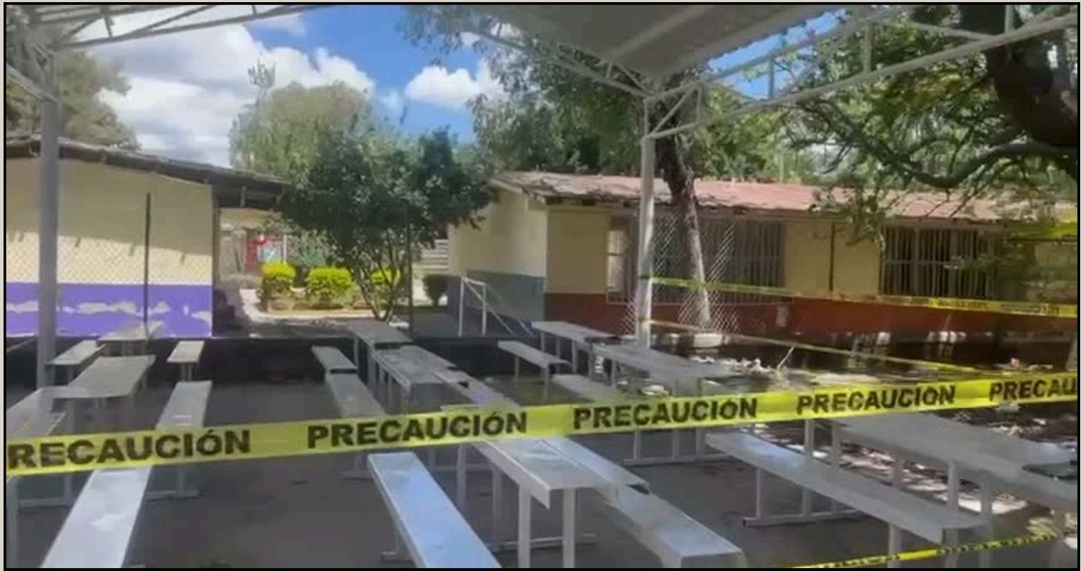 Comedor escolar con mesas bajo la nueva techumbre