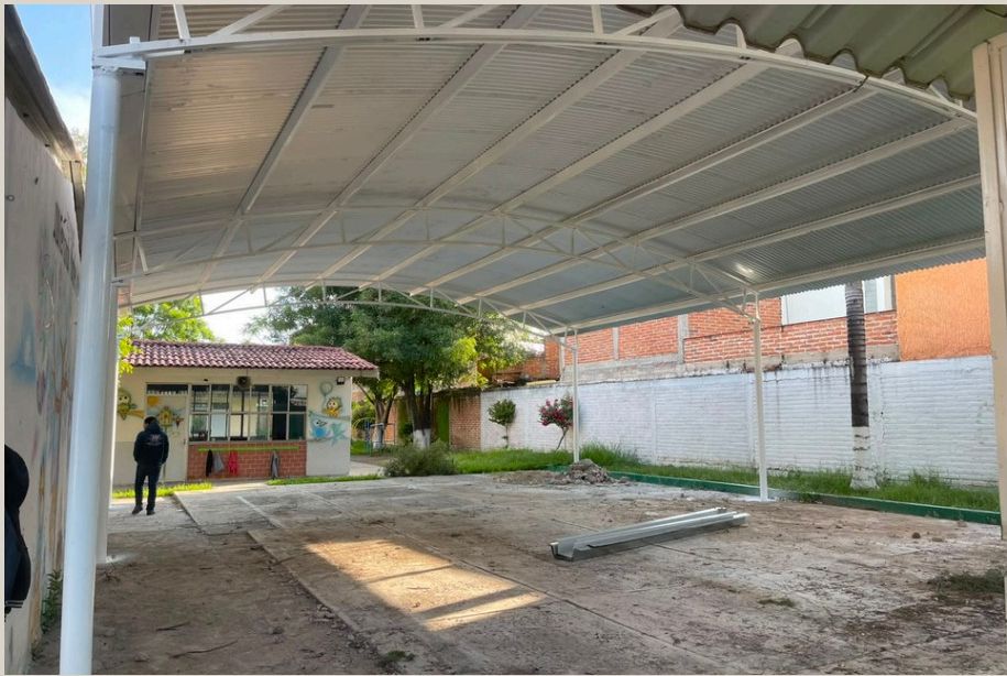 Patio escolar con la nueva techumbre metálica