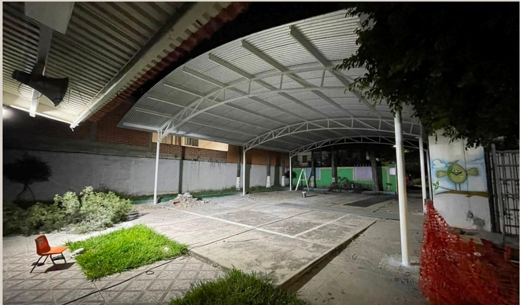 Vista inferior de la estructura metálica de la techumbre