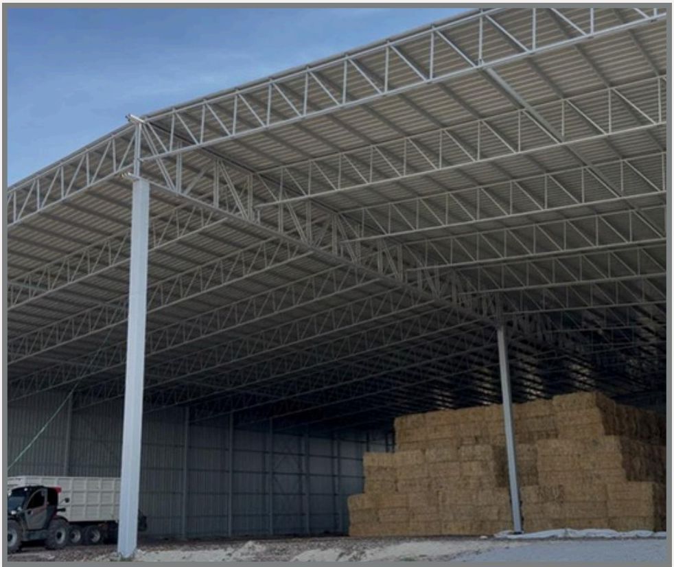 Nave industrial con pacas de forraje almacenadas