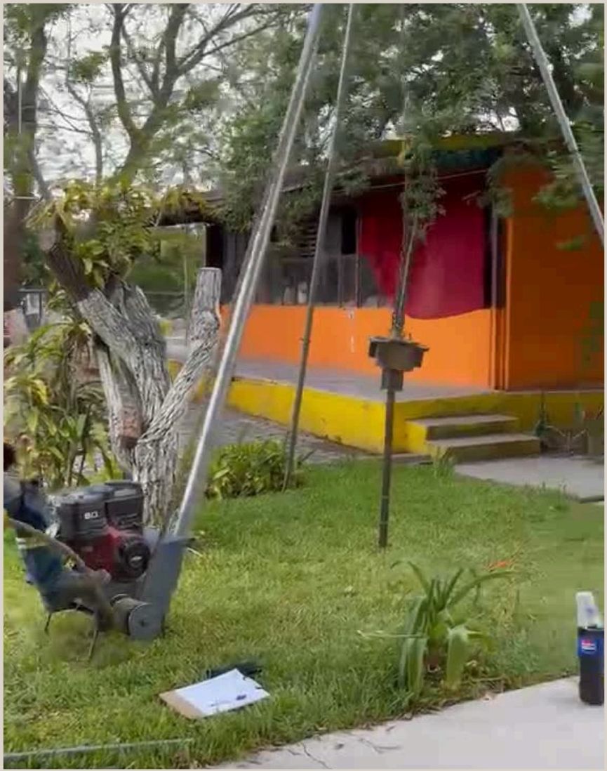 Trabajador operando equipo de pruebas de suelo