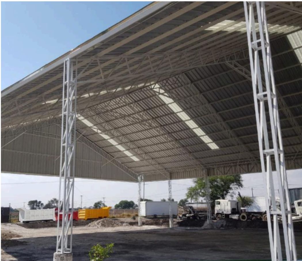 Vista interior de la estructura del almacén a dos aguas