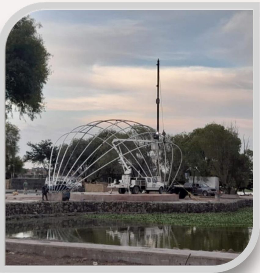 Montaje de la concha estructural con grúa