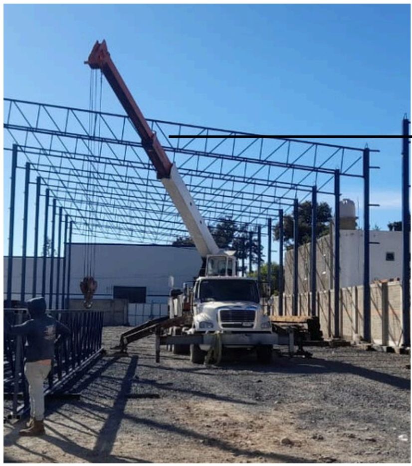 Grúa izando vigas de acero en obra